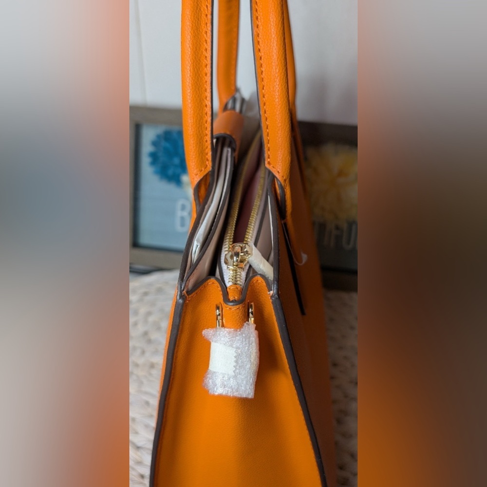 Kate Spade Voyage Crossbody
Satchel & Dust Bag NWOT​ - Picture 3 of 10